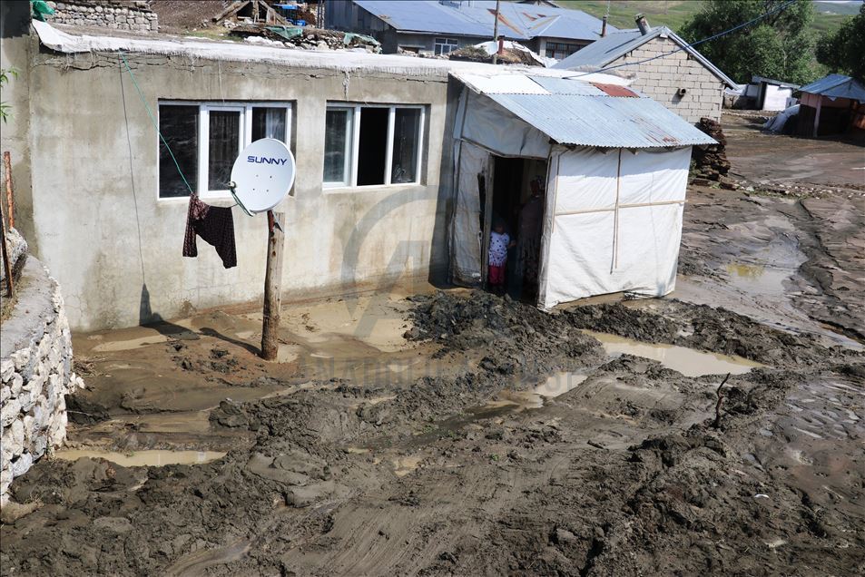 Erzurum ve Ağrı'da hasara neden olan selin izleri siliniyor
