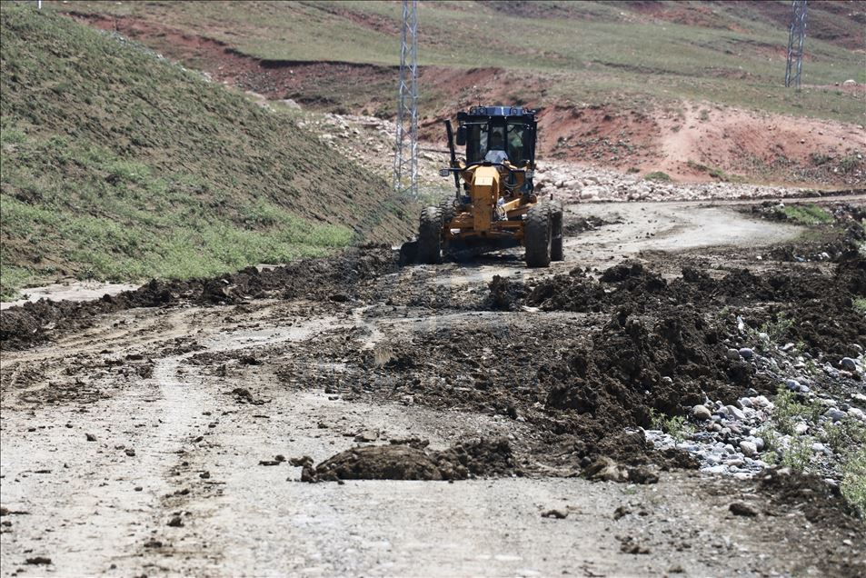 Erzurum ve Ağrı'da hasara neden olan selin izleri siliniyor
