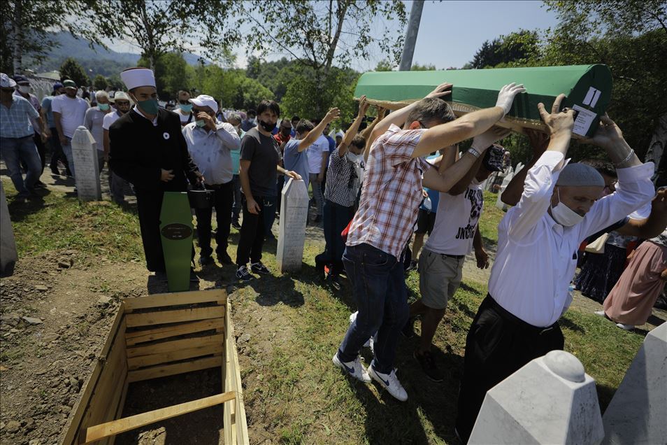 Srebrenitsa Soykırımı'nın 9 kurbanı daha toprağa verildi