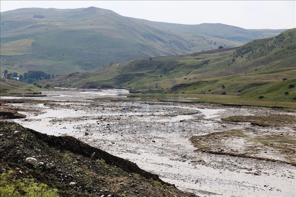 Erzurum ve Ağrı'da hasara neden olan selin izleri siliniyor
