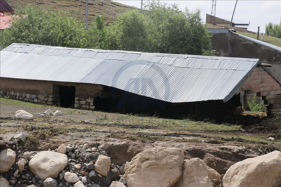 Erzurum ve Ağrı'da hasara neden olan selin izleri siliniyor
