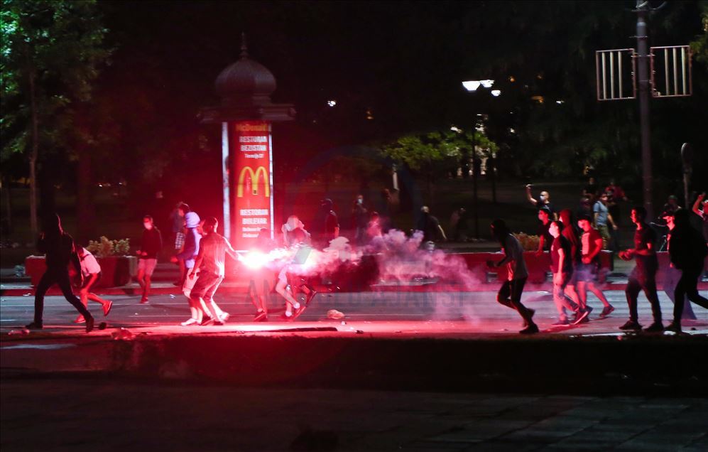 Sırbistan'da salgın tedbirlerinin tetiklediği protestolar, olaylı hükümet karşıtı gösterilere evrildi
