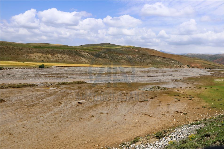 Erzurum ve Ağrı'da hasara neden olan selin izleri siliniyor
