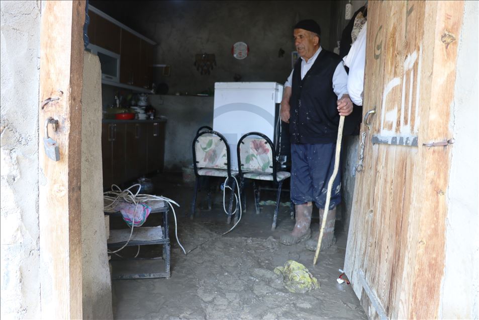 Erzurum ve Ağrı'da hasara neden olan selin izleri siliniyor
