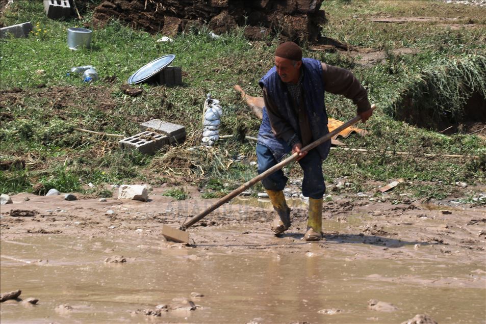 Erzurum ve Ağrı'da hasara neden olan selin izleri siliniyor
