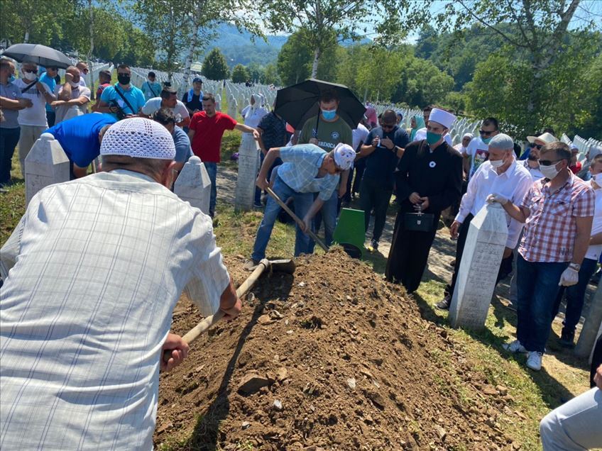 Srebrenitsa Soykırımı'nın 9 kurbanı daha toprağa verildi
