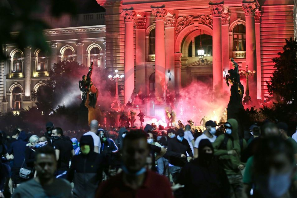 Sırbistan'da salgın tedbirlerinin tetiklediği protestolar, olaylı hükümet karşıtı gösterilere evrildi
