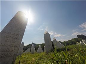 Nakon kolektivne dženaze u Potočarima: Bijeli nišani ostali u tišini da svjedoče o strahotama genocida