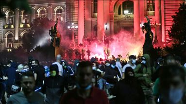 Sırbistan'da salgın tedbirlerinin tetiklediği protestolar, olaylı hükümet karşıtı gösterilere evrildi