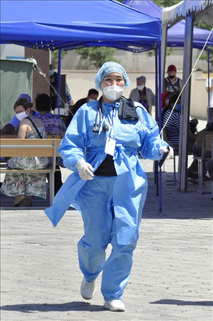 В Кыргызстане волонтеры помогают в борьбе с пандемией