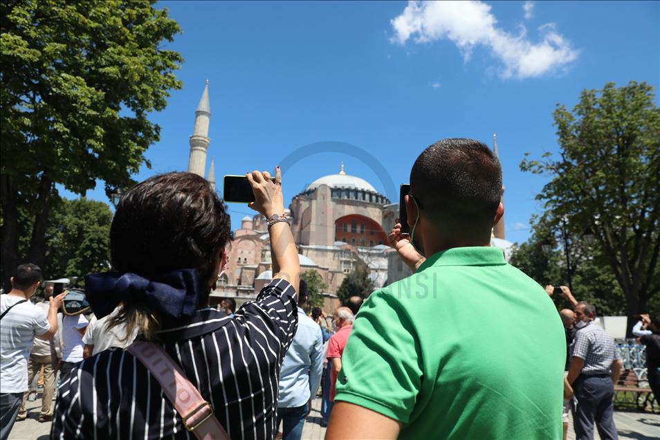 Ayasofya Camisi'ne yerli ve yabancı turistlerden yoğun ilgi