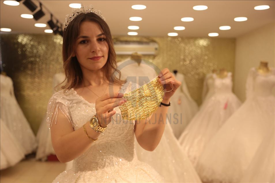 في تركيا.. كمامات مطرزة بالذهب للعرائس
