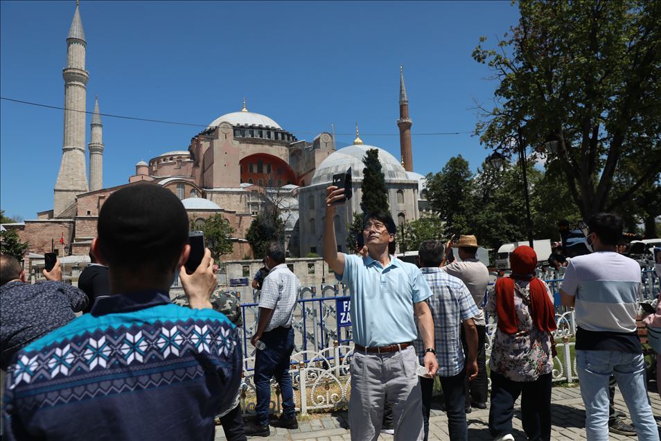 Ayasofya Camisi'ne yerli ve yabancı turistlerden yoğun ilgi