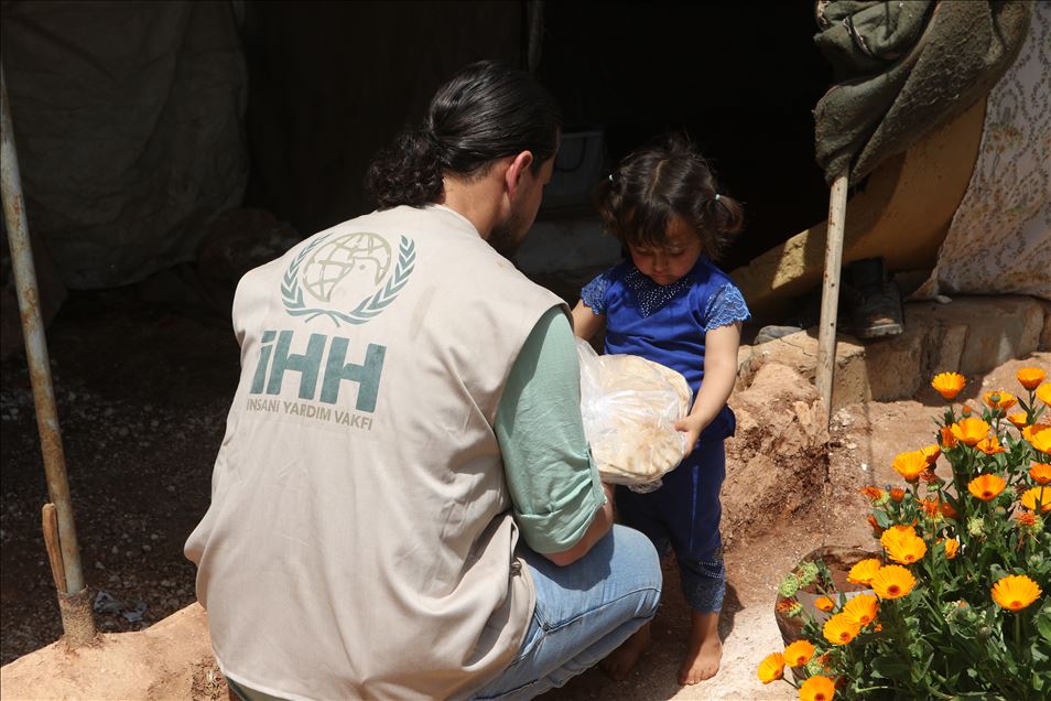 Турецкие благотворители продолжают раздачу хлеба в Сирии