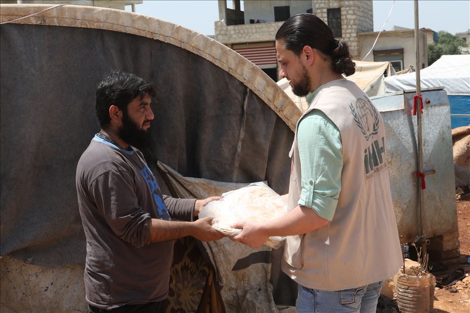 Турецкие благотворители продолжают раздачу хлеба в Сирии