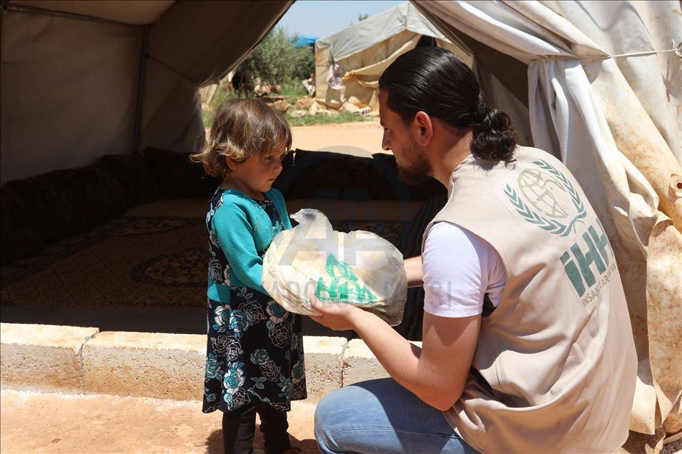 "الإغاثة الإنسانية" التركية توزع 78 مليون رغيف خبز في إدلب
