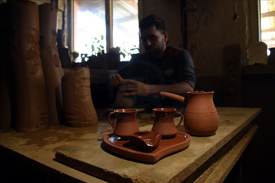Bilecikli Emin usta topraktan ürettiği fincan takımlarını yurt dışına gönderiyor