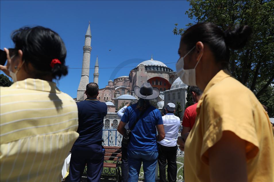 Ayasofya Camisi'ne yerli ve yabancı turistlerden yoğun ilgi
