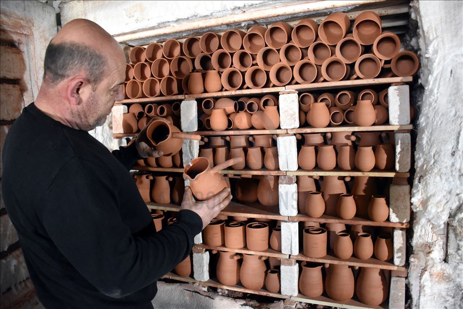 Bilecikli Emin usta topraktan ürettiği fincan takımlarını yurt dışına gönderiyor
