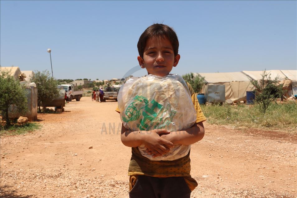 "الإغاثة الإنسانية" التركية توزع 78 مليون رغيف خبز في إدلب
