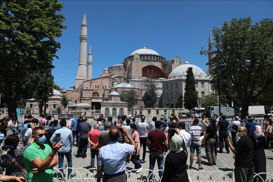 Ayasofya Camisi'ne yerli ve yabancı turistlerden yoğun ilgi