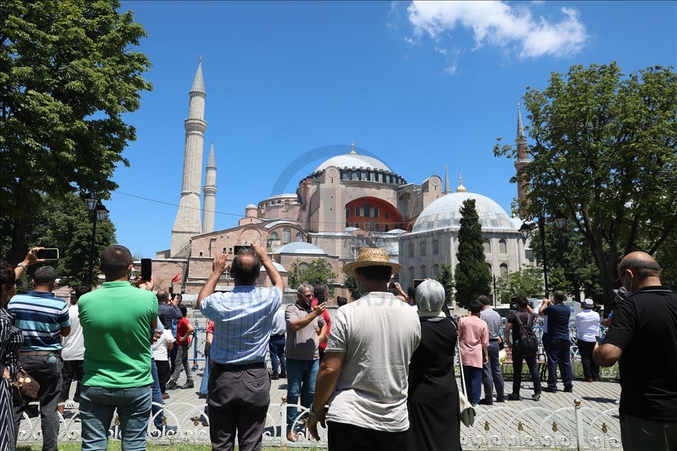 Ayasofya Camisi'ne yerli ve yabancı turistlerden yoğun ilgi