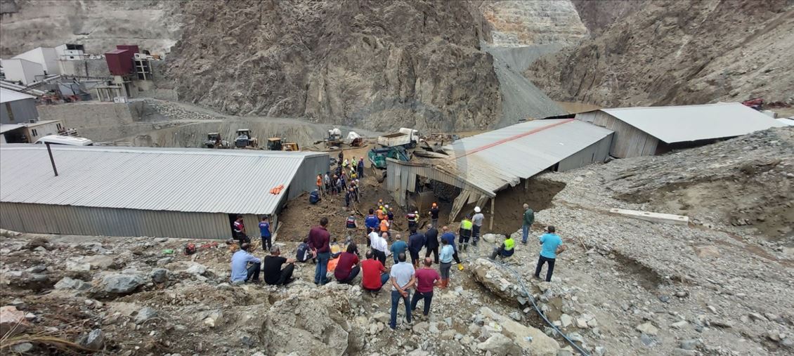 Artvin'deki selde kaybolan 3 kişinin cansız bedenine ulaşıldı