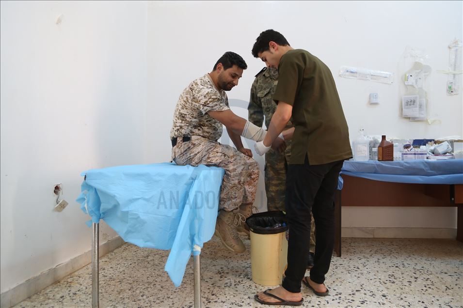 Libya'da cephe hattında hayat kurtaran sağlık çalışanları da Hafter'in hedefinde
