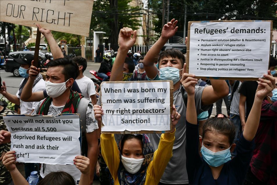 Refugiados protestan frente a la oficina del ACNUR durante la pandemia del coronavirus en Indonesia