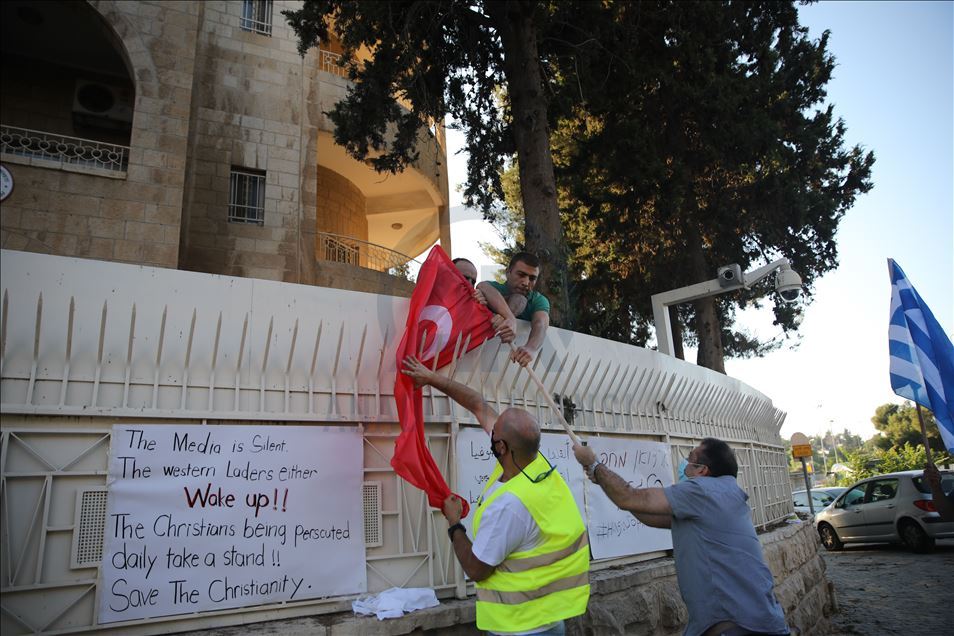 بينهم عسكري إسرائيلي.. "مجموعة" في القدس تحرق العلم التركي
