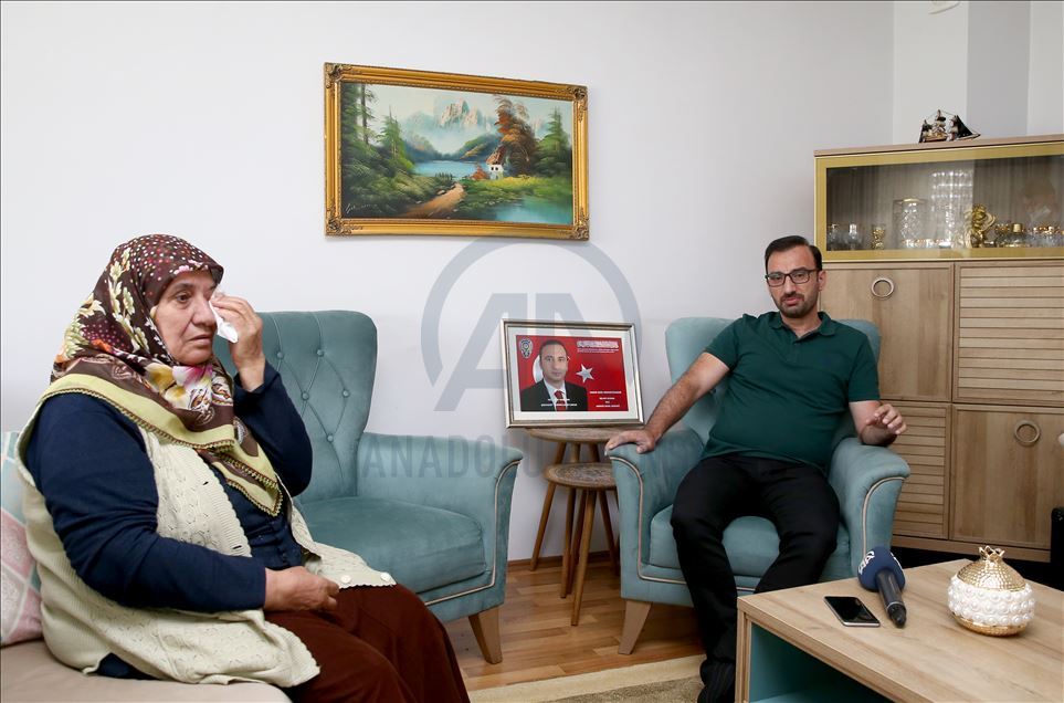 Şehidin kanının bulunduğu Türk bayrağına ailesi gözleri gibi bakıyor