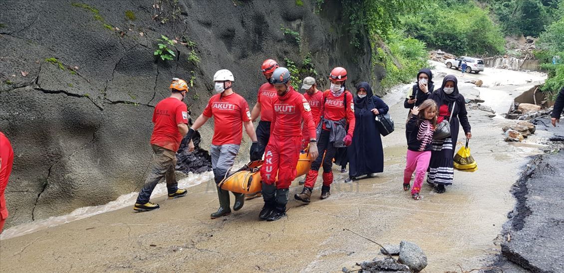 Rize'deki şiddetli yağışın ardından hasar tespit, yol açma ve tahliye çalışmaları devam ediyor