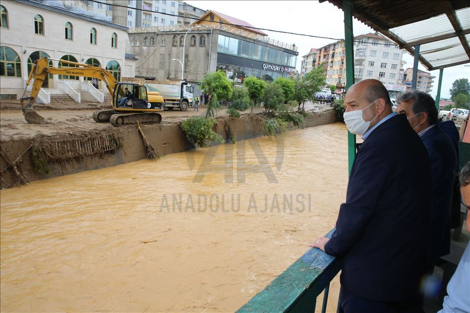 İçişleri Bakanı Soylu, Rize'deki sel bölgesinde incelemede bulundu
