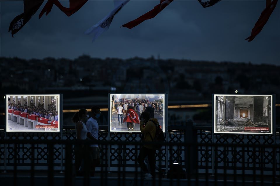 Galata Köprüsü'nde "15 Temmuz İstiklal Sergisi" açıldı