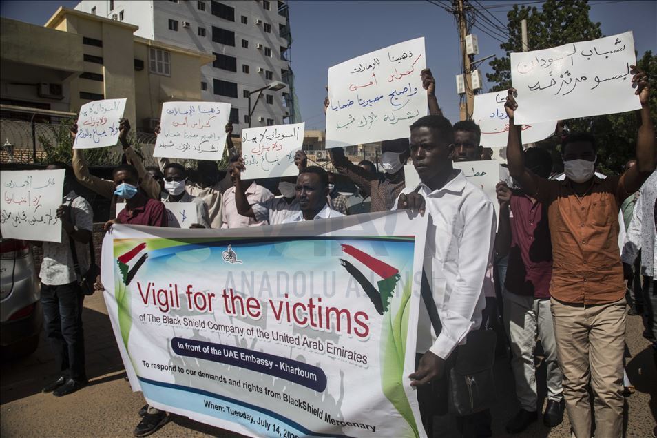 تظاهر مئات السودانيين، الثلاثاء، أ