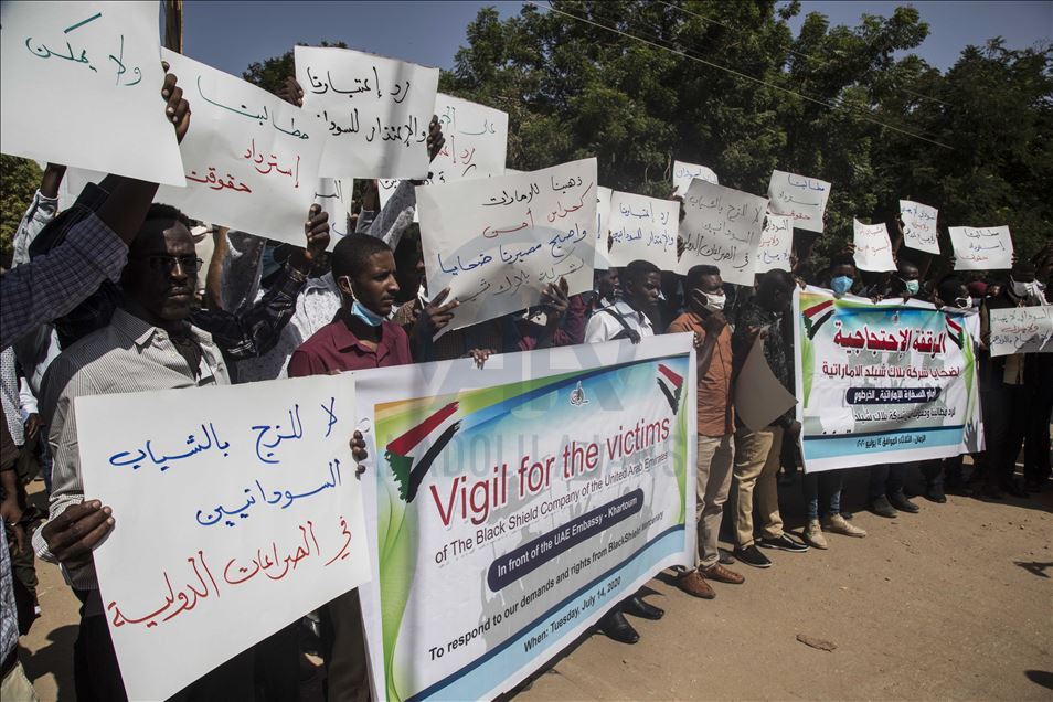 تظاهر مئات السودانيين، الثلاثاء، أ