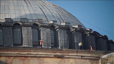 Ayasofya Cami önünde bekleyen vatandaşlar kubbedeki çalışmaları izliyor