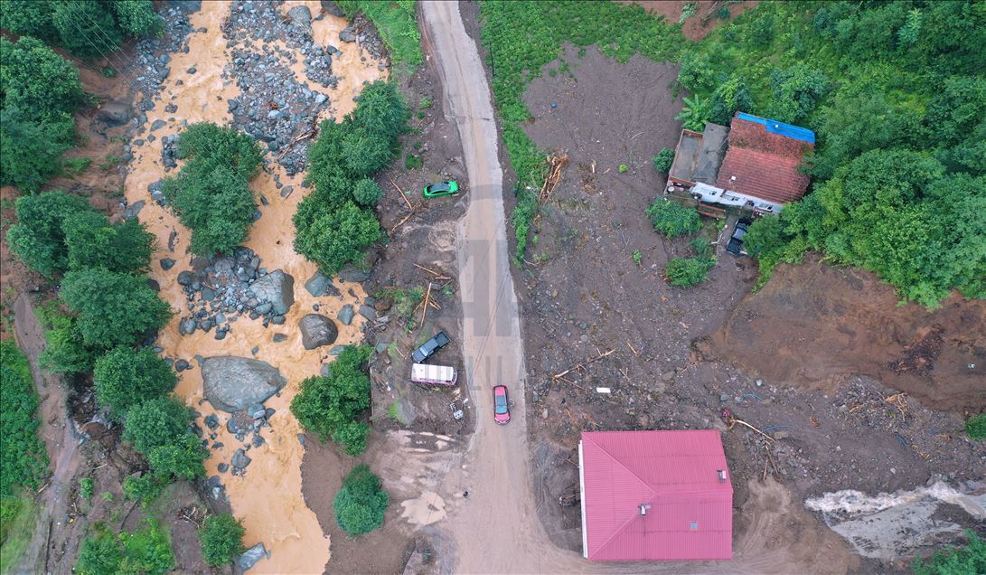 Rize'deki şiddetli yağışın ardından hasar tespit ve tahliye çalışmaları sürüyor
