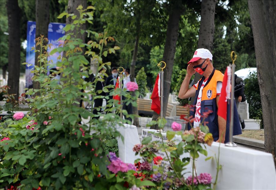 15 Temmuz şehitleri kabirleri başında anıldı