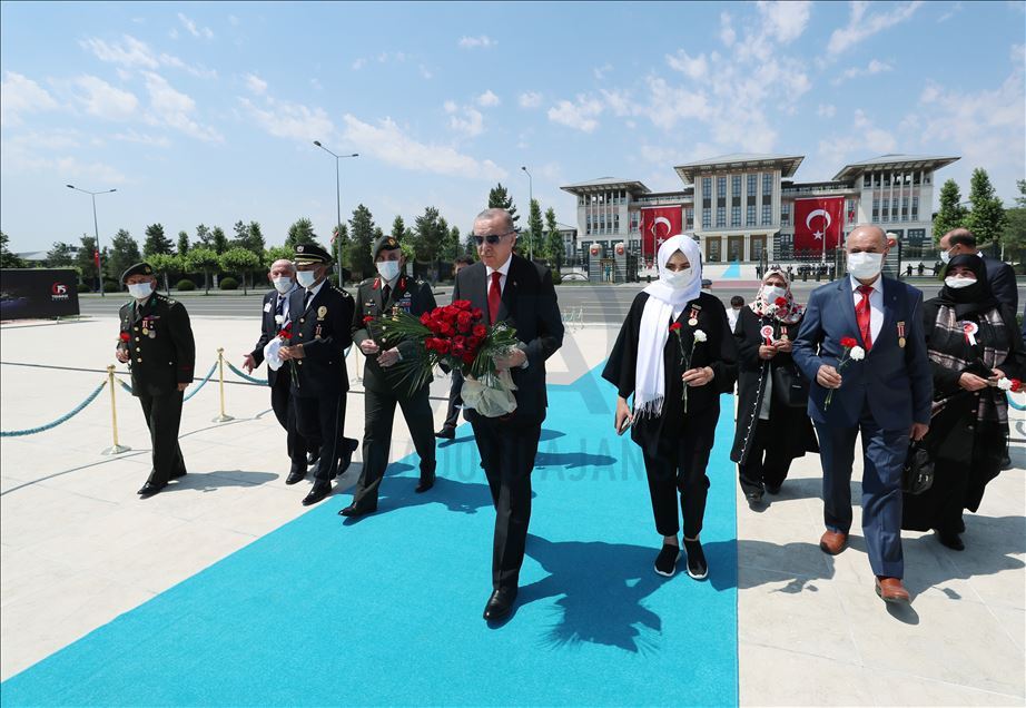 اردوغان به بنای یادبود شهدای 15 جولای تاج گل گذاشت