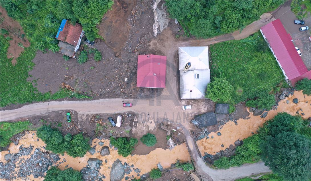 Rize'deki şiddetli yağışın ardından hasar tespit ve tahliye çalışmaları sürüyor

