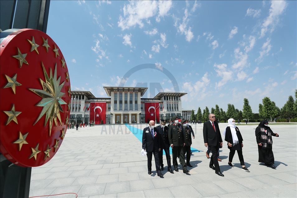 Cumhurbaşkanı Erdoğan, 15 Temmuz Şehitler Abidesi'ne çiçek bıraktı