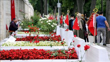 15 Temmuz şehitleri kabirleri başında anıldı