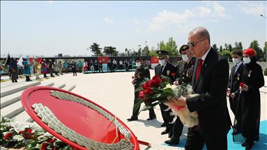 Cumhurbaşkanı Erdoğan 15 Temmuz Anıtı'na çelenk bıraktı