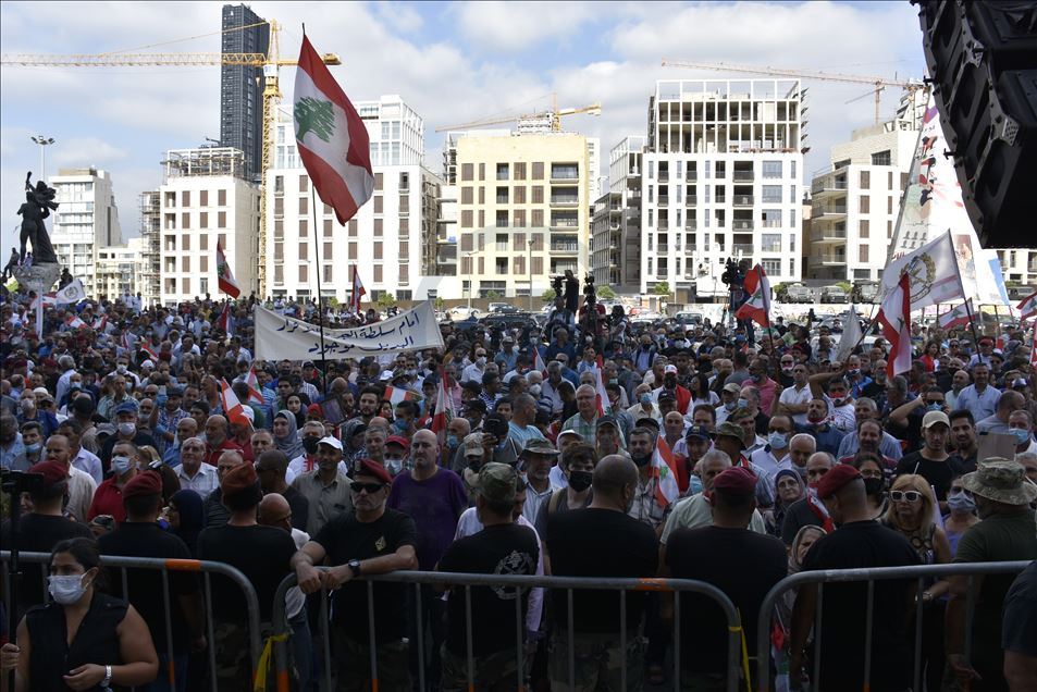 بيروت.. مئات المحتجين يطالبون بحكومة انتقالية
