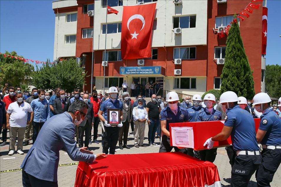 Van'da düşen uçakta şehit olan polis memuru Manisa'da son yolculuğuna uğurlandı