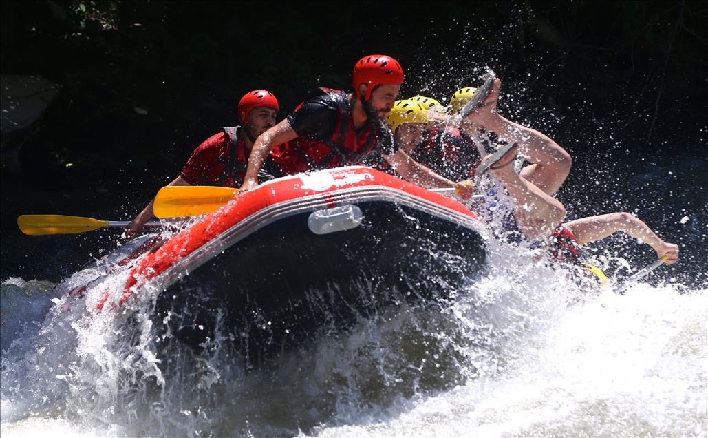 Maceraseverlerin Melen Çayında rafting heyecanı