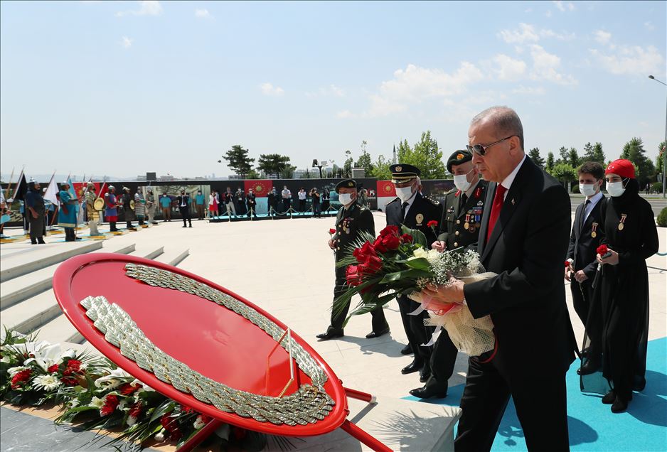 Cumhurbaşkanı Erdoğan, 15 Temmuz Şehitler Abidesi'ne çiçek bıraktı
