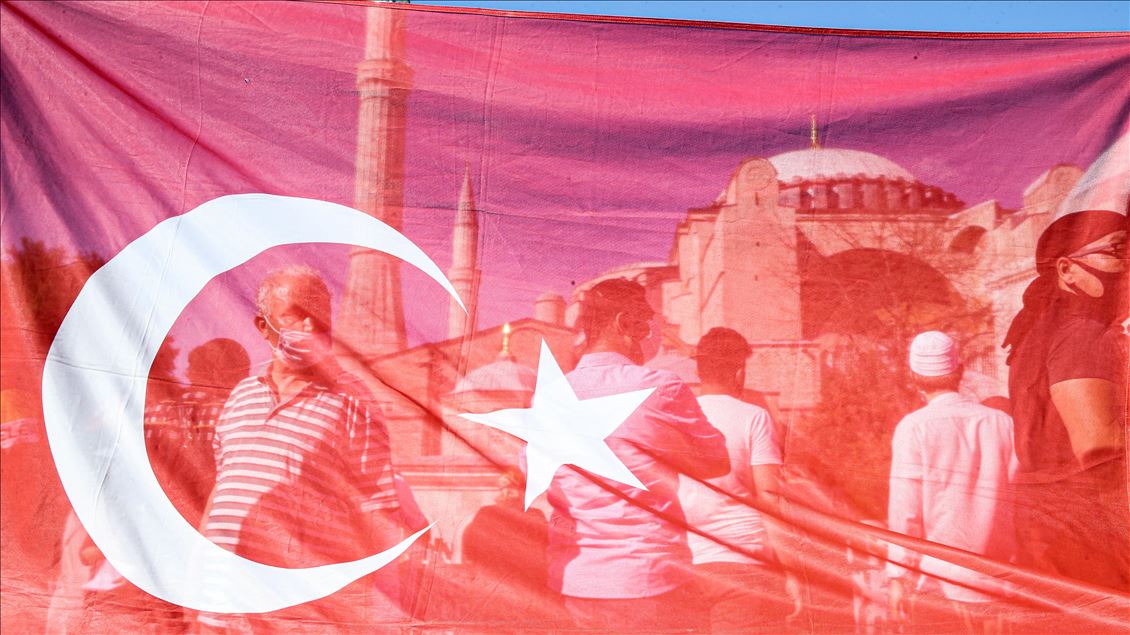 Danıştay 10. Dairesinin "Ayasofya" kararı, Ayasofya Meydanı'nda sevinçle karşılandı