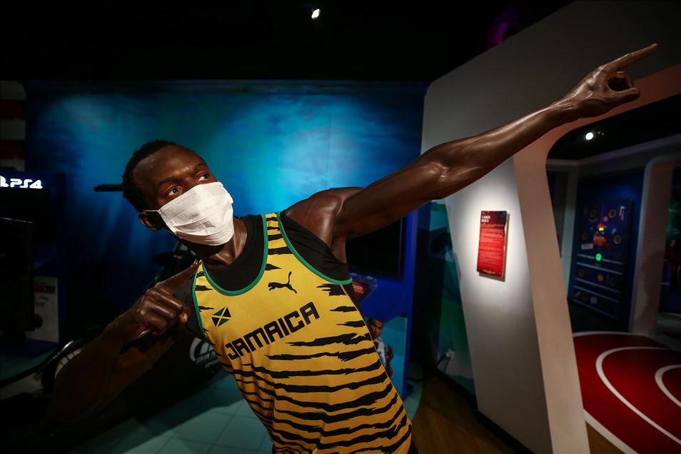 Madame Tussauds İstanbul'un balmumu figürleri, misafirlerini maskeli karşıladı